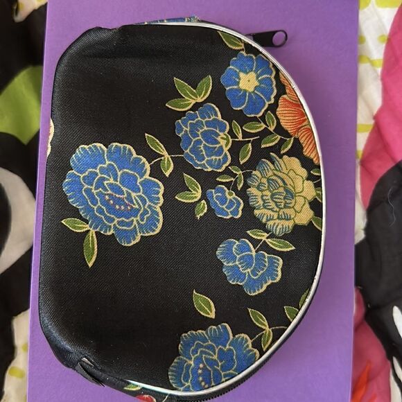 Floral Asian Influenced Silky Floral Cosmetic Bag
Black/ Red/ Blue - Picture 4 of 9